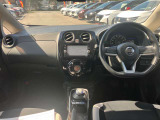 すっきりした運転席周りにはナビやエアコンの操作パネルを設置しておりますので、お一人での運転でもご安心できます。