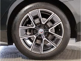 【BMWアロイホイル】軽量かつ強度に拘ったアロイホイル。走行性能ポテンシャルを引き出す設計。車の足元を引き締めてくれる大きなポイントはアロイホイルです。