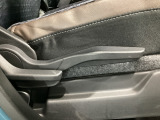 運転席にはドライバーの体型や好みに応じて前後方向だけでなく、高さの調整ができるシートリフターを装備!