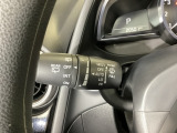 レバーをAUTOの位置にしているとき、レインセンサーが雨を感知すると、雨量に応じてワイパーが自動で作動してくれるオートワイパーを装備!設定変更で非作動にすると、間欠作動に固定されます。