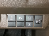 ハンドルの右側にはヘットライトリベライザーとHondaセンシング用のメインスイッチがついています。ヘッドライトリベライザーは道路状況や積荷の加重に応じてライトの高さを調節できます。