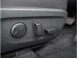 【パワーシート】スイッチ一つで簡単にシートの微調整が可能。電動だから力もいりません。自分に最適なシートポジションにセットして、快適なドライブをお楽しみください。