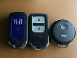 スマートキーを装備しています。鍵を差し込むことなくドアロックの開け閉めと、スタートボタン操作でのエンジンスタートができます。加えて、純正リモコンエンジンスターター用の操作キーもついています。
