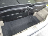 フロアの下にも荷物などを収納できるサブトランクも備えています。荷室内で散らかりがちな荷物を整理整頓なんてのもイイですね♪