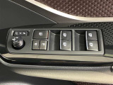 格納式リモコンドアミラーと、パワーウィンドウマスタースイッチです。車内の換気も運転席から簡単に行えます。