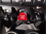 MINIの内装はとにかく『円』に拘ったデザインコンセプトが一目で伝わってきます。これほど円形に拘った車は他に御座いません。伝統のデザイン、トグルスイッチなど遊び心のある内装で御座います。