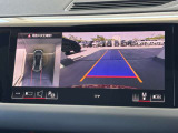 ●リアビューカメラ『入車経路を算出し、ガイドラインと補助線をディスプレイに表示します。同時にバンパーに内蔵のセンサーが障害物を感知し音で注意を促します。後方の死角も安心していただけます。』