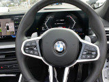BMWのステアリングは、走行中でも安心して操作が行えるように右側にオーディオ関連、左側にオートクルーズに関するボタンを配置しています。ハンドル径も操作がし易いように計算して作られています。