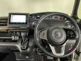 【ハンドル】運転にかかわる様々な操作を安全に行えるように視点移動が少なく操作性に配慮されたスイッチ類が凝縮されたコックピットです。
