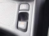 「HOLD」スイッチを押し、システムONの状態にしておくことで、渋滞や信号待ちなどでブレーキを踏んで停車した時にブレーキを保持。アクセルを踏むと解除されます。