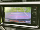 車両後方の映像にガイド線が表示され、駐車時に周囲との距離や進路を確認しやすい装備です。画面で後方の状況を確かめながら操作できるため、車庫入れや幅寄せの際にも心強いですね。