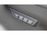 車の運転席の位置を保存できるシステムです。運転手が変わってもセッティングしたポジションを再現できる為発進時の手間が省けます。