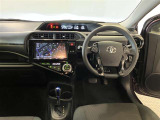 運転席周りのレイアウトをご覧ください。ナビゲーションが綺麗に装着されすっきり収まってますね!