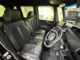 運転席は大きな座面と包み込むような背もたれが身体全体を支えます。上質なシートを採用し長時間の運転やコーナーの多い道も快適です。座ったときの頭上スペースも余裕たっぷりでロングドライブも楽チンです♪