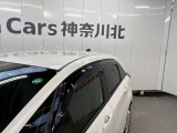 ドアバイザーを装備!雨の日でも窓を少し開けて車内の換気がしやすく、空気を入れ替えたい時に便利です。雨の吹き込みを抑えてくれるため、天候を問わず日常使いで活躍する実用的な装備です。