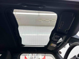 頭上いっぱいの大開口ガラスで前席を中心に空が広く見えます♪