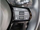 ホンダセンシング機能のクルーズコントロールはアクセル操作せず一定のスピードで走行するのはもちろん、前車との適切な車間距離も保ちます!車線内を走行できるようハンドル操作を支援する機能も付いています!