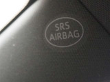 フロントSRSエアバッグは車両前方から乗員が重大な傷害を受けるおそれのある大きな衝撃を受けた場合に作動し、シートベルトが身体を拘束する働きと併せて前席乗員の頭部や胸部などへの衝撃をやわらげる装置です。