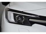 LEDヘッドランプは白色または青白い光を放ちます。夜間でも遠くまで見通しが良くなり、道路標識や歩行者をより早く認識できます。