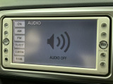 音量マークと選択ボタンが画面にまとまり、AMやFMなどの項目を確認しながら操作できます。表示が見やすく、日々の移動中にも使い方を把握しやすい装備です。
