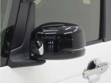 ◆ドアミラーウインカー◆ドアミラーにウインカーを装備しています。対向車に自身の進行方向を合図し安全に運転できます。