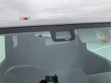 障害物を感知して、衝突の可能性がある場合、運転者へ警告音を発したり、衝突の可能性が高い場合、ブレーキの補助操作を行い、減速して衝突被害を軽減するシステムです。