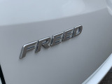 エンブレムです。テールゲート左側についております!車種によってシルバーだけでなくゴールドやブラックなど色を変えることのできるオプションもあります。ご希望御座いましたら商談の際にお申し付けくださいませ!