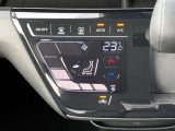 設定した温度をしっかりキープしてくれるオートエアコンで車内はいつでも快適です。タッチパネル式で凹凸がないからお掃除もラクラク♪