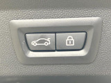 ●電動リアゲート:ワンタッチでリアゲートの開閉ができ、荷物などで両手が塞がっている状態でも簡単に開閉ができる便利機能です。