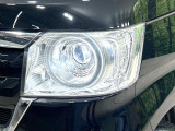 【LEDヘッドライト】悪天候や夜間走行時も良好な視界を確保し安心して運転できる高輝度LEDヘッドライトを装備!点灯速度が早く、消費電力も抑えられています。