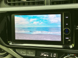 映像を大きく表示できる画面を備え、停車中にテレビ番組や映像を視聴して過ごせます。画面が見やすく、休憩時間などに車内で映像を楽しみたい方にも便利な装備です。