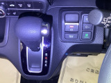 インパネシフトで操作がしやすく、前席足元も広々。乗り降りがスムーズで使い勝手の良い仕様です。