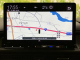 地図上に現在地や道路、周辺の地名が表示され、目的地までの位置関係を把握しやすい画面です。走行前に行き先や周辺を確認する際にも、見やすく活用できます。