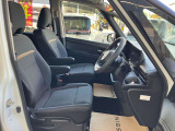 ◆運転席まわり◆どこに座ってもゆったり乗れる、余裕の室内空間です。