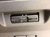 すっきりと目立たない場所にスマートにビルトインされたETC車載器。カードの出し入れもしやすく、料金所をノンストップでスムーズに通過できるドライブの必須装備です。