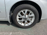 185/65R15インチタイヤ&アルミホイルが装着されています。