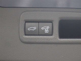 運転席およびバックドアのスイッチ、または電子キーの操作で、バックドアの自動開閉や一時停止が行えます。手動で閉める場合には、イージークローザーが機能し、しっかり閉じるようサポートします。