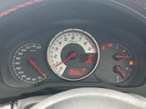 速度やエンジン回転数、燃料残量などを運転席から確認できるメーター配置です。必要な情報をひと目で把握しやすく、運転中も視線を大きく外さず確認できて便利です。