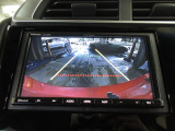 バックカメラの画像です。ガイドラインがスムースな車庫入れをサポートいたします。車庫入れの安心感がアップしますね。