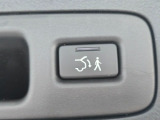 荷物を取り出して車から離れると自動で閉まる機能です。両手が塞がっている際もスムーズに対応できます。