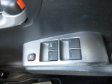 パワーウィンドウのスイッチ。運転席にいながら窓を開け閉めのコントロールできますよ。