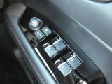 ミラーの操作部で下向きにもできますので、駐車時にバックモニターを見なくても白線を頼りに駐車も快適!電動格納ミラーも便利です。