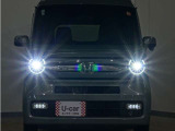 LEDヘッドライト(オートハイビーム機能付)が搭載されており、遠くまで明るく均一に照らし、高速道路等での安心感が向上しております。