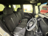 運転席は大きな座面と包み込むような背もたれが身体全体を支えます。上質なシートを採用し長時間の運転やコーナーの多い道も快適です。座ったときの頭上スペースも余裕たっぷりでロングドライブも楽チンです♪