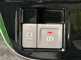 指先だけで簡単に操作が可能な電動パーキングブレーキを採用。「HOLD」スイッチを押すと、渋滞や信号待ちなどでブレーキペダルから足を離しても、ブレーキを保持するので安心です