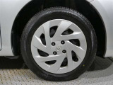 スタイリッシュな純正のホイールキャップ付きのお車になります!!