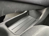 シフトレバー下に小物入れちょっとした収納に便利です!