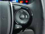 ◆アダプティブクルーズコントロール◆予め設定した車速内でクルマが自動的に加減速。前走車との適切な車間距離を維持しながら追従走行します。【LKAS】車線維持支援システムでステアリング操作を支援。