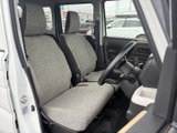 明るい色合いのシートと大きな窓で、運転席まわりは開放感のある雰囲気です。着座位置から前方や側方を確認しやすく、同乗者との会話もしやすい落ち着いた空間に仕上がっています。