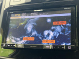 テレビ映像を画面で視聴でき、停車中の待ち時間も過ごしやすくなります。画面に番組映像が表示されるため、休憩中などにテレビを楽しみたい方にうれしい装備です。